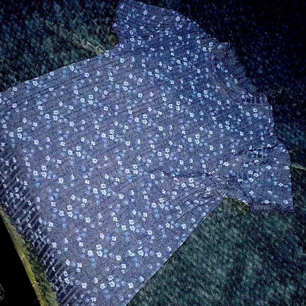 Dip blue rubbed flower top